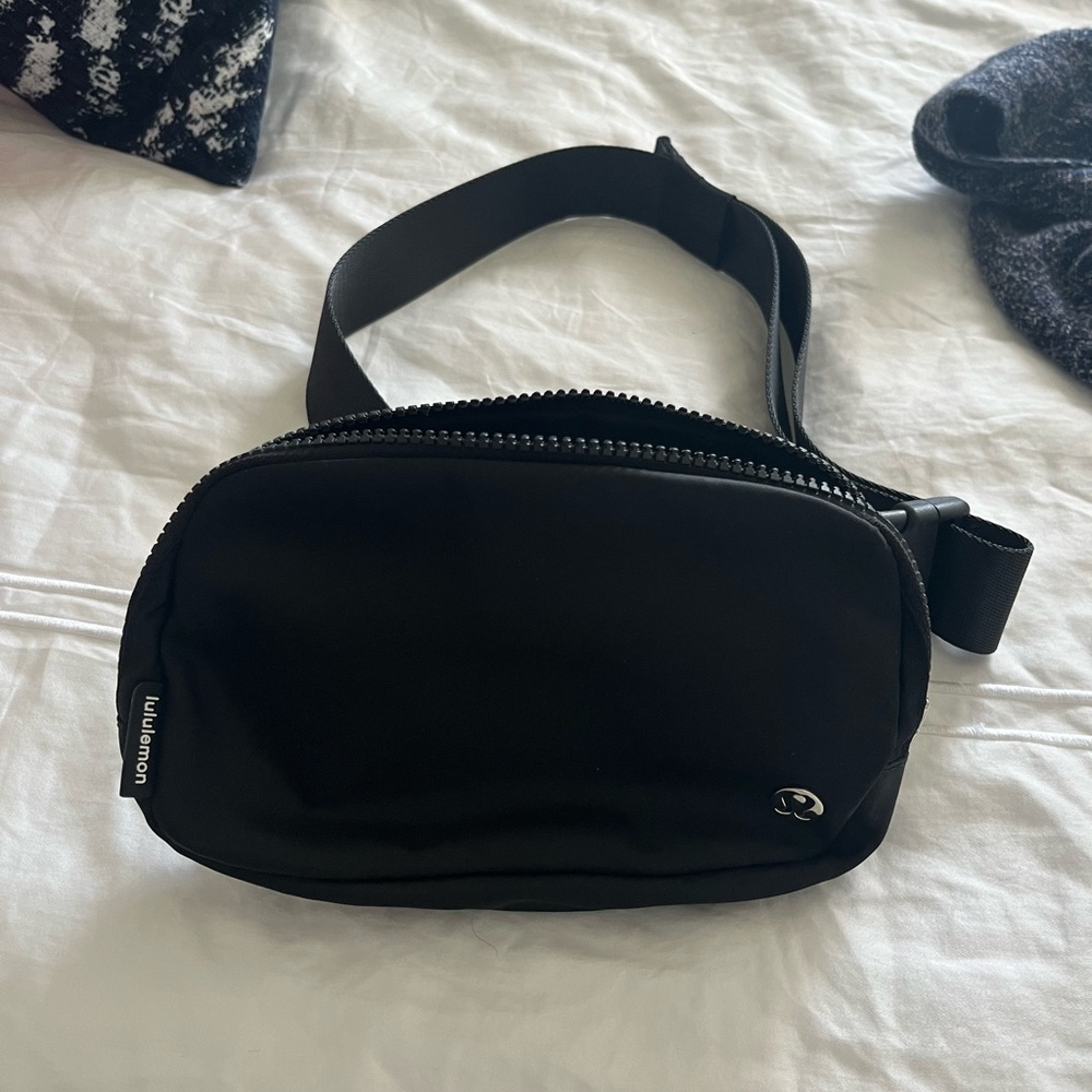 lululemon black belt bag